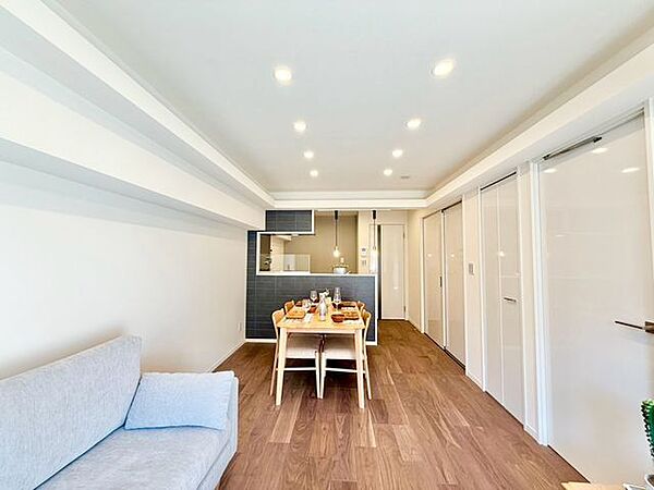 洗練されたデザインと機能性が織りなすこだわりの住空間。ゆったりとした時間をお過ごしください。