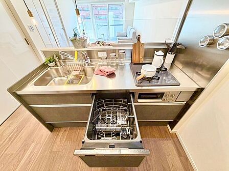 食器を洗っている間にお掃除など、様々なシーンで家事の時短に役立つビルトイン食洗機。