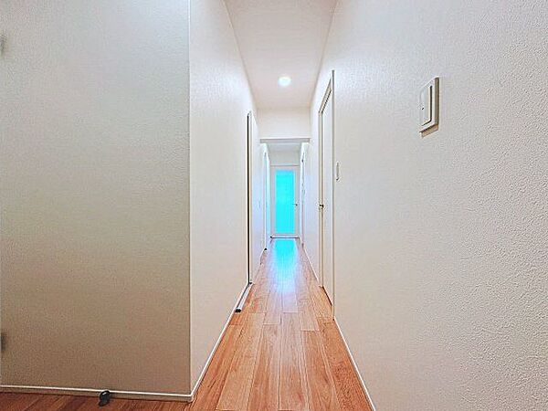 毎日出入りに使う玄関は外出する時は爽やかに、帰宅するときはホッとする落ち着いた空間へ。