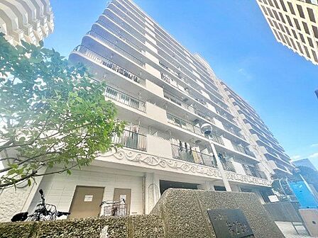 住まう方々が歳月をかけて育んだ豊かな歴史を感じるマンション。気品溢れる佇まいが暮らしを素敵に変える。