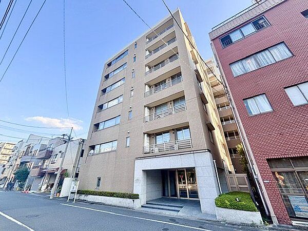 爽やかな青空の下に贅沢なほどに降り注ぐ陽光、豊かな居住性。クオリティが見事に調和した住空間。