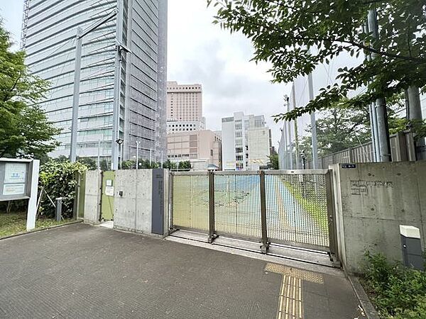 墨田区立両国中学校 850m