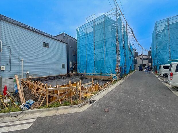 周辺は閑静な住宅街。ゆったりと落ち着いた時間をお過ごしいただけます。（空の加工を生成AIで行っています）