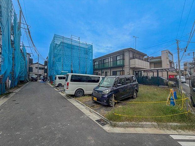 住む人がいつまでも心地良さを感じ続けられる多様な住空間を創造します。 （空の加工を生成AIで行っています）