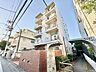 外観：時代の移ろいを重ね、趣きのある風情が浮かび上がる佇まいのマンションです。