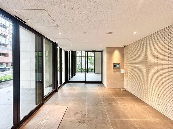 清掃・メンテナンスが行き届き、清潔さが維持されているエントランス空間。