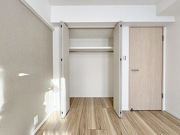 充分な収納スペースを確保。居室内に余計な家具を置く必要がないので、シンプルですっきりとした暮らし。