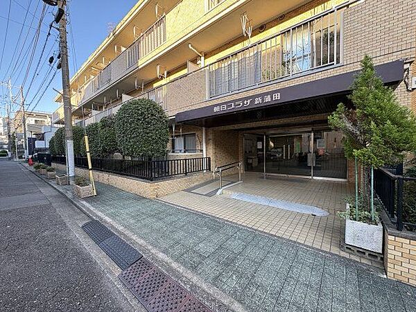 落ち着きのある温かな風情のエントランスは、訪れる方々を優しく包み込み、心地よい空間を演出しています。