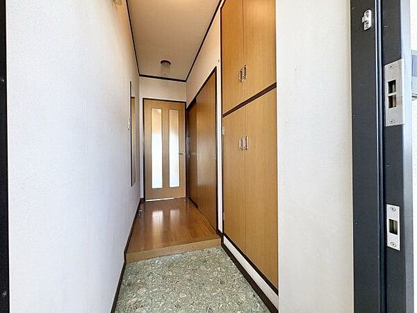 ただいまと叫びたくなるような玄関は毎日の行き帰りで使う空間。明るく迎えてくれるお部屋は嬉しいですね。