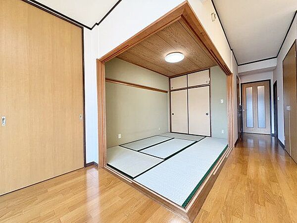 一日の疲れをいやしてくれる主寝室。時を忘れて過ごす場所として過ごせるお部屋。