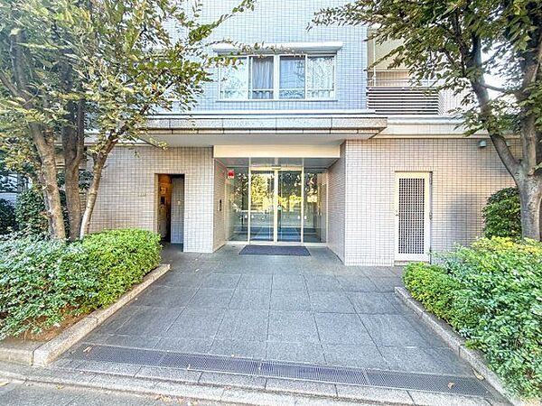 外と内をつなぐエントランスは、まさに顔となる場所。シンプルながらも上質な空間を作り出します。