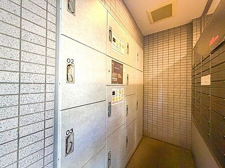 お仕事やお出かけで荷物が受け取れない時も大変便利な宅配ボックス完備。