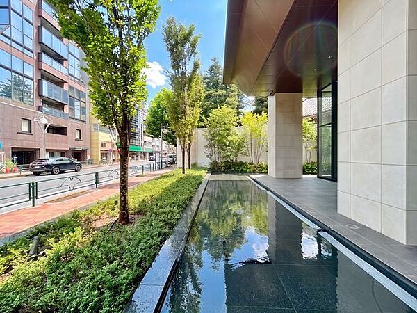 おしゃれな雰囲気や自然の潤い、親しみやすさといった個性を、街に新たな価値をもたらし続けてくれます。（空の加工を生成AIで行っています。）