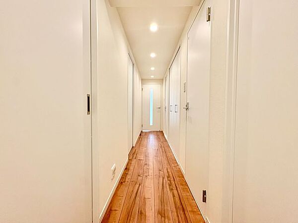 住まいの顔となる玄関は、落ち着きと華やぎの満ちた空間に。ご家族を見守り続けます。