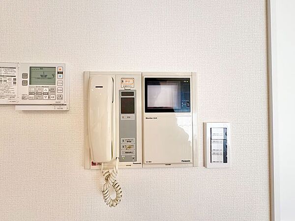 来訪者の確認ができるモニター付きインターホン完備。