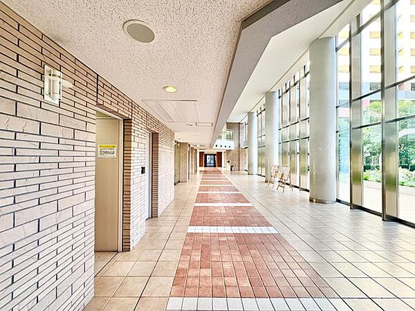 洗練された雰囲気漂う魅力的なエントランス。訪れる人を心地よく出迎えてくれます。