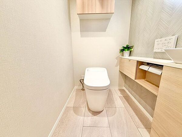 毎日使うものだから、「シンプルでムダのないデザイン」で空間と調和するタンクレストイレ。