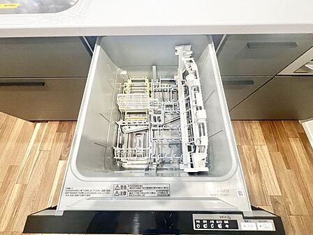 ビルトイン食洗機は作業台が広く使え、見た目もスッキリ。節水や節電も充実して家事の手助けをしてくれます。