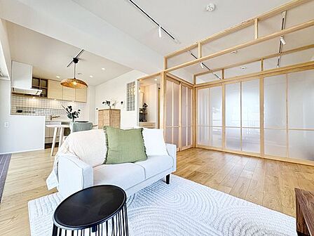 窓からめいっぱいの光と風が巡る。陽光がたっぷり注ぐ癒しの空間が待っています。