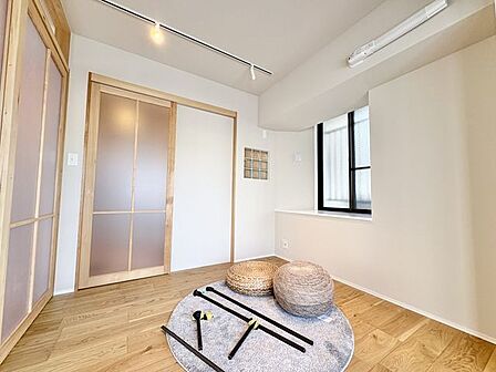 木目の質感が美しい穏やかな住空間。こだわりを感じる内装です。