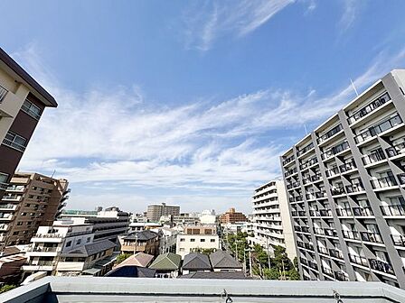 最上階ならではの開放感と爽やかな風を感じていただけると思います。