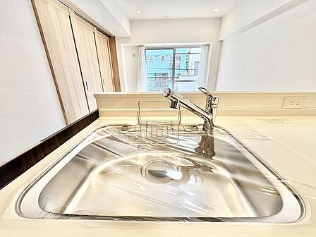 キレイなお水がいつでも安心して飲める浄水器付。