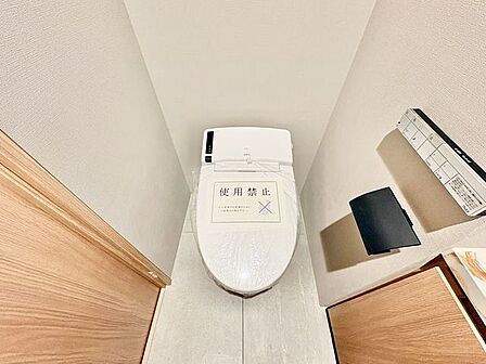 毎日使うものだから、「シンプルでムダのないデザイン」で空間と調和するタンクレストイレ。