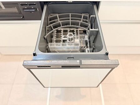 ビルトイン食洗機は作業台が広く使え、見た目もスッキリ。節水や節電も充実して家事の手助けをしてくれます