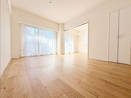 光と風があふれる開放的なリビングダイニング。明るく穏やかな空気のなかで飲んだり、食べたり、笑ったり。