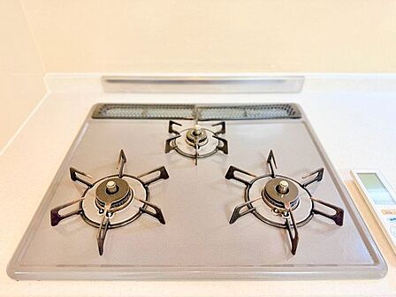 忙しいときでも一度にたくさんの料理が作れる3口コンロ。使い勝手の良さを考えました。