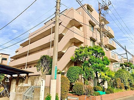 爽やかな青空の下に贅沢なほどに降り注ぐ陽光、豊かな居住性。クオリティが見事に調和した住空間。