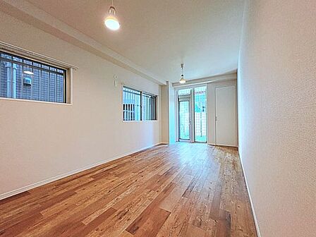 居心地のいい暮らしには欠かせない採光。たっぷりと陽光が注がれる明るい空間。