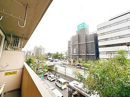 バルコニー付きで開放感を演出。日々の生活に潤いを与えてくれます。