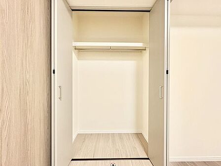 充分な収納スペースを確保。居室内に余計な家具を置く必要がないので、シンプルですっきりとした暮らし。