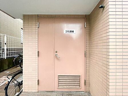 敷地内ゴミ置場。