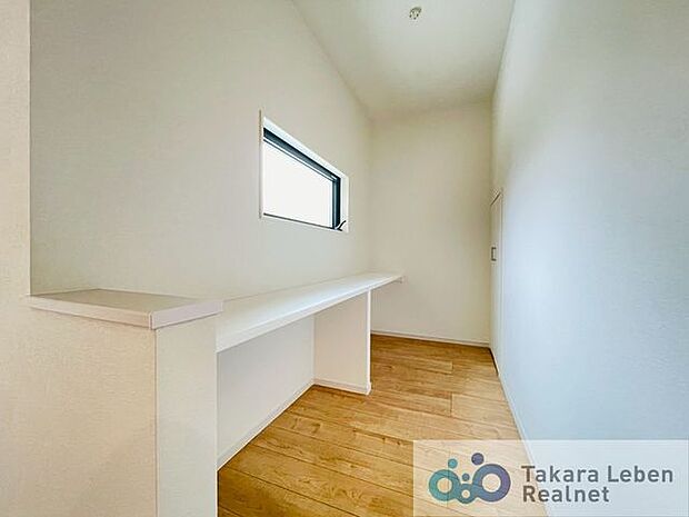 リモートワーク時やお子様の宿題スペースなど多目的に利用できるユーティリティーをリビングに設置。