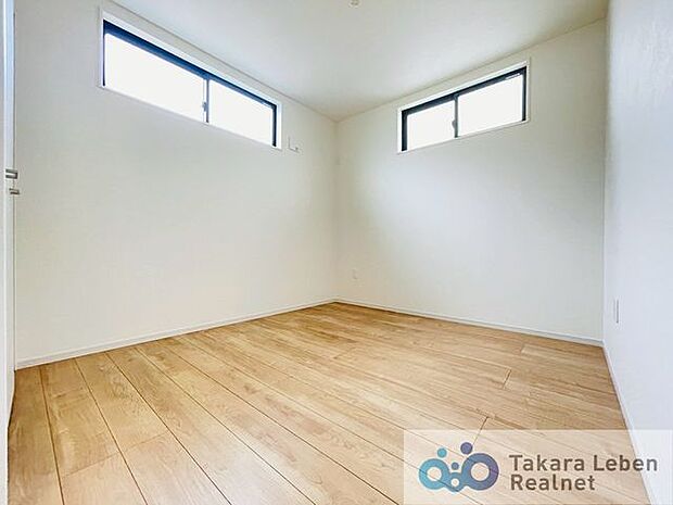 洋室約5.2帖:洗練されたデザインと機能性が織りなすこだわりの住空間。ゆったりとした時間をお過ごしください。