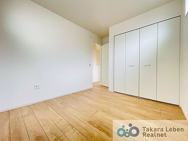 洋室約5.2帖:独立性を高めたお部屋。たっぷりの収納も配備しており、片付いた空間を現実出来そう。
