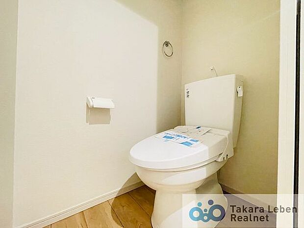 1階トイレ:トイレはシャープでシンプルなデザイン。毎日使う場所だからこそ、使い勝手を考慮しました。