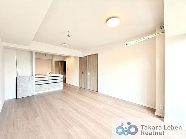 明るく開放的な空間が広がるLDK。室内には豊かな陽光が注ぎ込み、爽やかな住空間を演出。