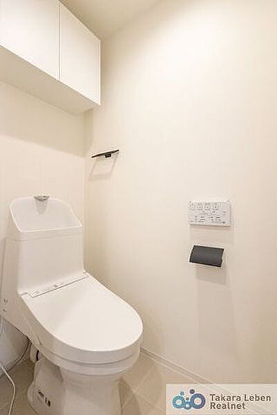 ウォシュレット機能付きのトイレは壁掛けリモコンの上位グレードを採用。便座がスッキリした印象となり、限られた空間を広く見せる効果があります。