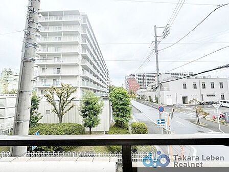 前面道路のため遠くまで見通せる眺望です。室内にも爽やかな風と心地の良い日差しが差し込みます。