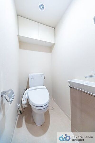 トイレットペーパーホルダーとタオル掛けは標準で実装してます。上部に吊戸棚があり、収納場所に困りません。