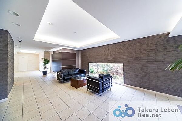 ゲストとの待ち合わせや談話の空間として、外部との交流の場となるエントランスホール。住まわれる方が、もうひとつのリビングルームとして気軽にご利用できます。