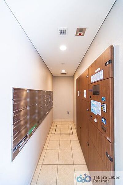 不在時の荷物の受け取りに便利な宅配ボックス。再配達依頼時の休日の時間の拘束から解放されます。