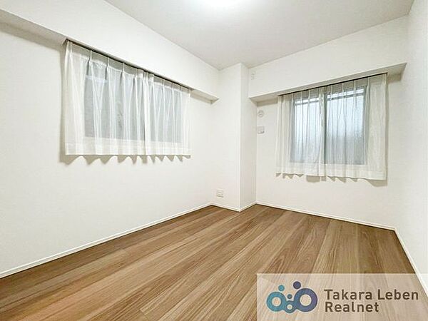 洋室約6.0帖：過ぎ行く時間をゆったりと感じることができる落ち着いたお部屋。プライベートな時間を満喫できます。