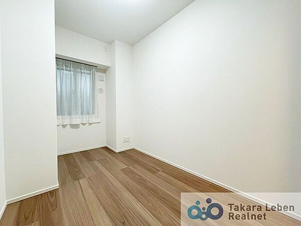 洋室約4.5帖：居心地のいい暮らしには欠かせない眩い採光。やすらぎの時間を演出します。