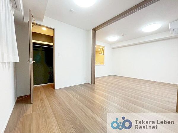 洋室約5.5帖：リビングに隣接する居室。引き戸を開け放てば2部屋が一体となり広々と。