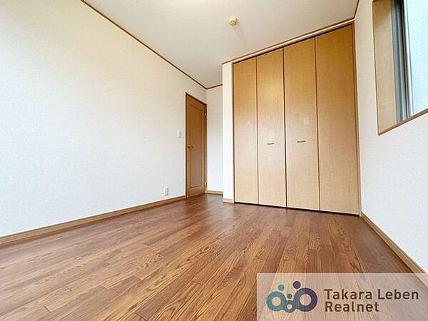 3階、バルコニーに面する6.0帖洋室