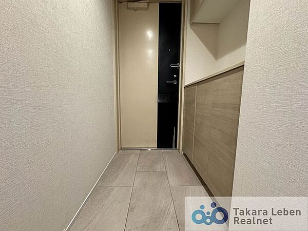 シンプルな玄関は、インテリアを選ばず、すっきりとした印象。毎日の外出・帰宅をスムーズに迎えられます。